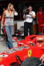 图文-阿尔姆西克造访法拉利舒马赫心不在焉